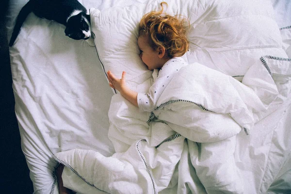 Chica Tendida Una Cama Jugando Con Gato — Foto de Stock