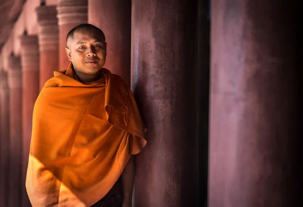 Portrait Moine Bouddhiste Vêtu Une Robe Orange Mandalay Myanmar — Photo