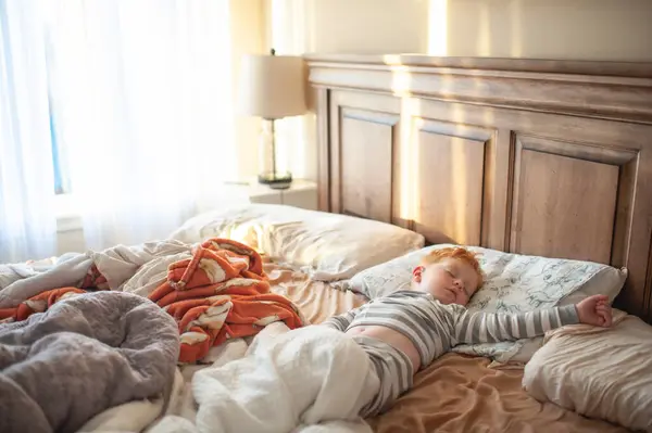 Menino Criança Anos Idade Dormindo Pais Bagunçados Cama Luz Bonita — Fotografia de Stock