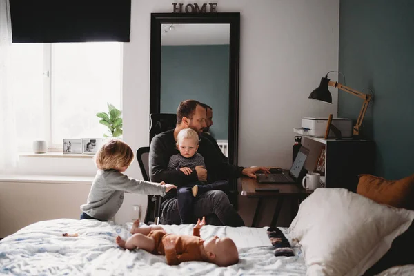 Parent Trying Work Home Lockdown Young Kids — Stock Photo, Image