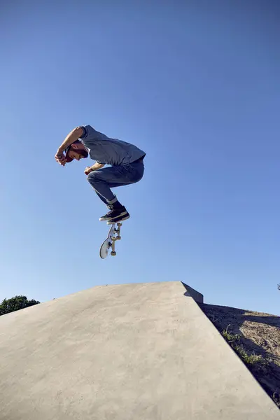 Skateboarder Doing Kickflip Concrete Ramp — Stock Photo, Image