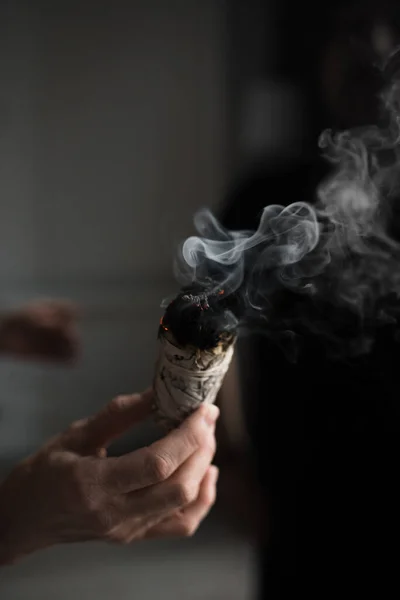 Человек Курит Сигару Лесу — стоковое фото