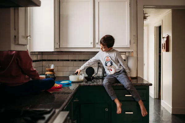 Netter Junge Kocht Hause — Stockfoto