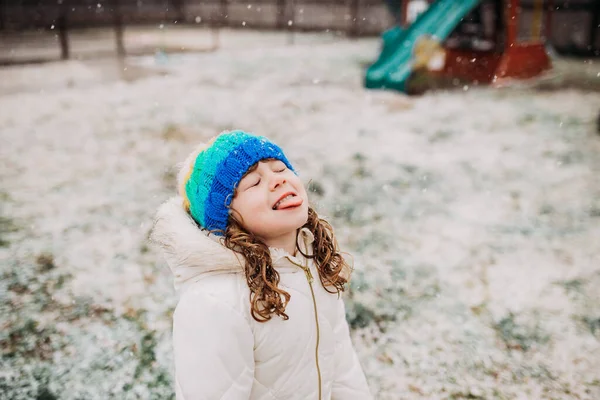 Mignonne Fille Jouer Dans Maternelle — Photo