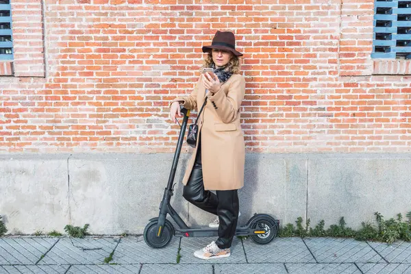 Mooie Jonge Dame Met Scooter Straat — Stockfoto