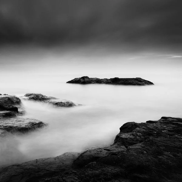 Lange Blootstelling Shot Van Donkere Wolken Boven Zee Stapels Enoshima — Stockfoto