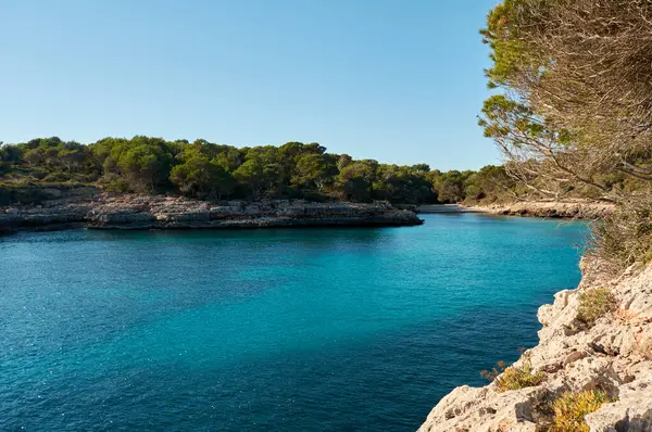 Vacker Utsikt Över Stranden Turkosblå Havsvatten Med Klar Himmel Mallorca — Stockfoto