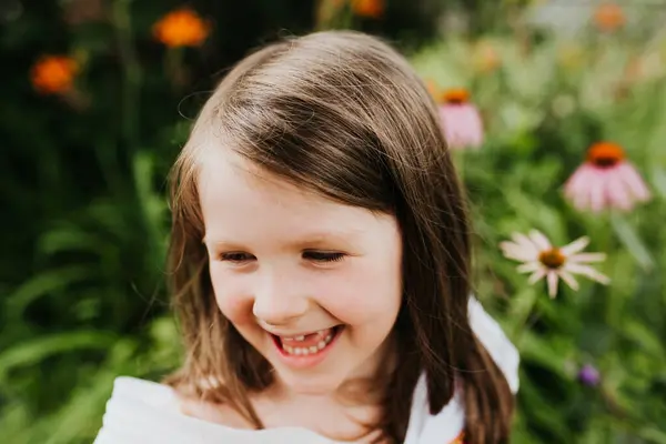 Портрет Милой Маленькой Девочки Открытом Воздухе Счастливое Детство Лето — стоковое фото