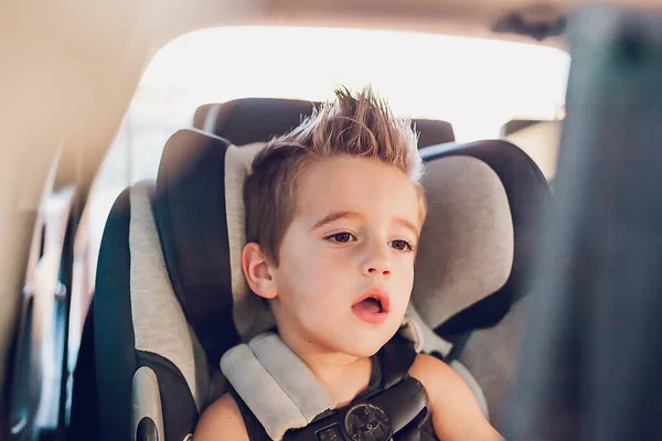 Мальчик Дошкольного Возраста Сидит Автомобильном Кресле Машине — стоковое фото