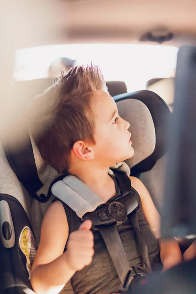 Νηπιαγωγείο Αγόρι Κάθεται Κάθισμα Αυτοκινήτου Μέσα Ένα Αυτοκίνητο — Φωτογραφία Αρχείου