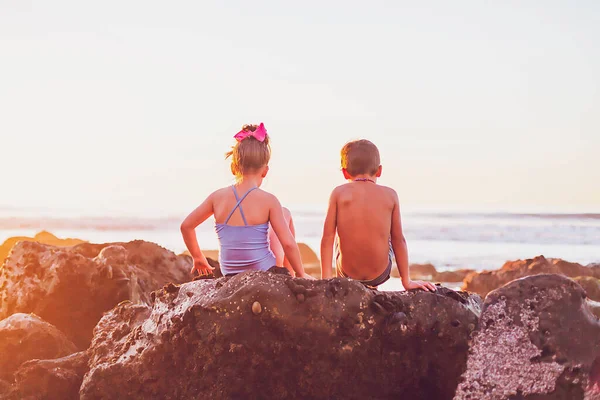 Enfants Mignons Amuser Sur Plage — Photo