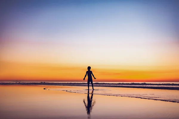 Jovem Rapaz Pôr Sol Praia — Fotografia de Stock