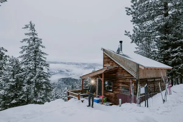 Hombre Con Faros Pala Nieve Frente Cabaña Vista Montaña — Foto de Stock