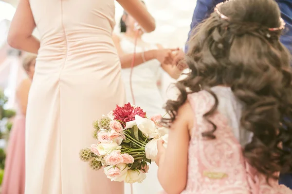 Little Girl Holding Bouquet Flowers Wedding — Stock Photo, Image