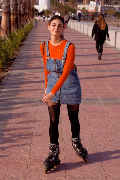 Junge Frau Skatet Einem Sonnigen Tag Durch Die Straßen Der — Stockfoto