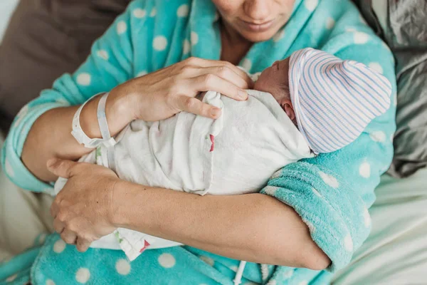 Close Imagem Pais Mãos Segurando Filho Recém Nascido Logo Após — Fotografia de Stock