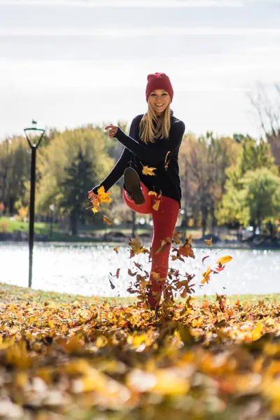 Beautiful Blonde Girl Playing Leaves Autumn Morning Park Montreal Quebec — Stock Photo, Image