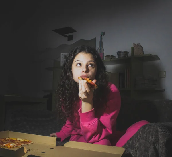Młoda Dziewczyna Siedzi Sama Pizzę — Zdjęcie stockowe