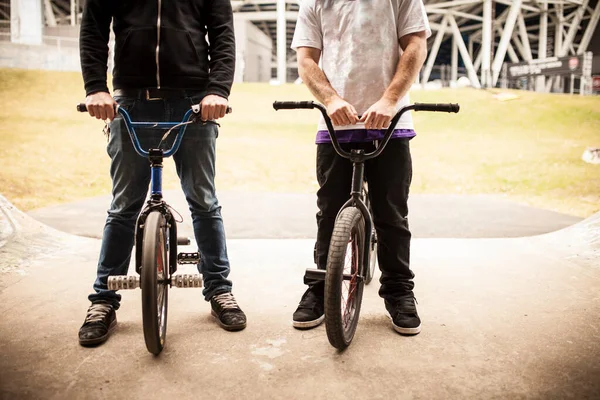 Dwa Bmxery Betonowym Skateparku Rowerach — Zdjęcie stockowe