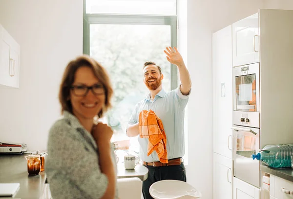 Couple Kitchen Welcoming Guests Man Smiling While Waving Hand — Stock Photo, Image
