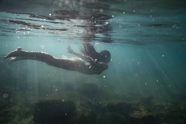 海に潜る少女は — ストック写真