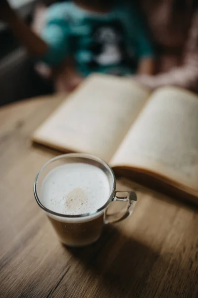 Kahve Fincanı Kitap Ahşap Masada — Stok fotoğraf