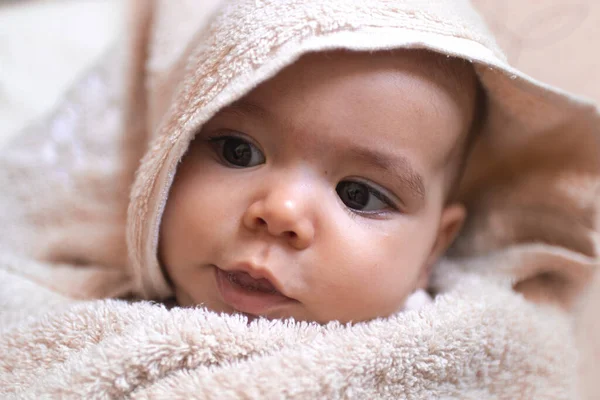Ein Schönes Baby Das Sich Einem Handtuch Wälzt Und Sich — Stockfoto
