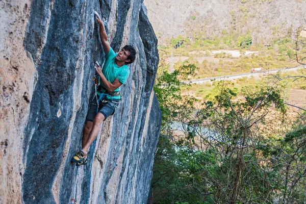 ラオスの石灰岩の崖に登る男 — ストック写真