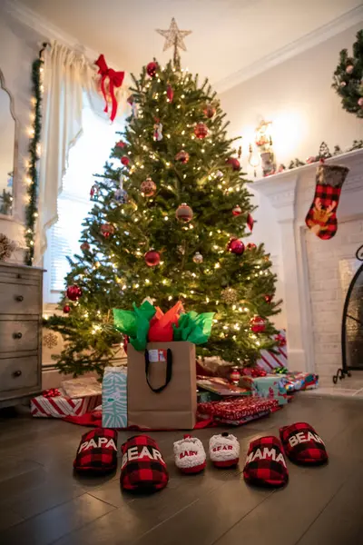 Árbol Navidad Con Regalos Decoraciones Interior Doméstico — Foto de Stock