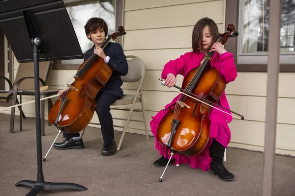 Due Bambini Che Danno Concerto Violoncello — Foto Stock