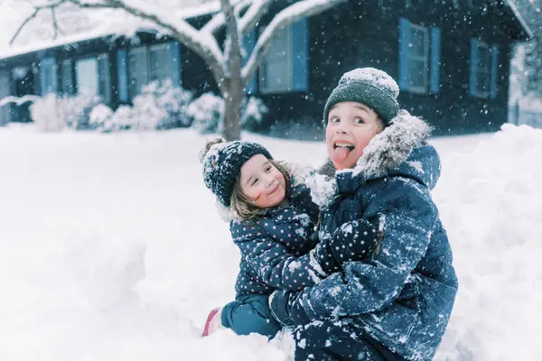 Dwoje Dzieci Zimowym Parku — Zdjęcie stockowe