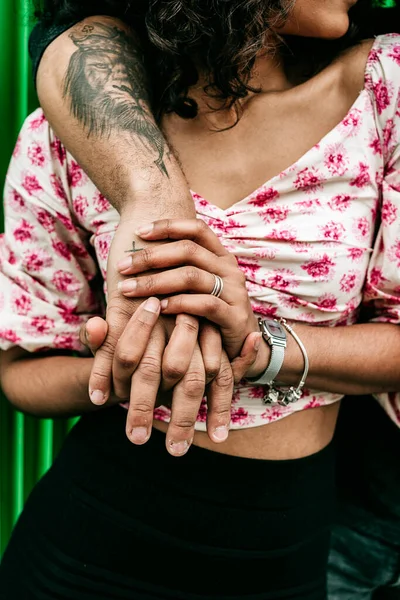 Mãos Perto Jovem Casal Preto — Fotografia de Stock