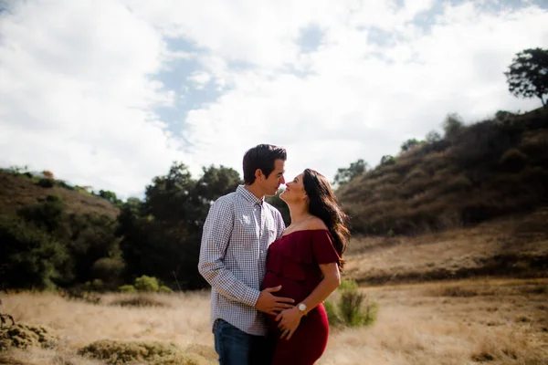 Marido Esposa Embarazada Posando Campo San Diego —  Fotos de Stock