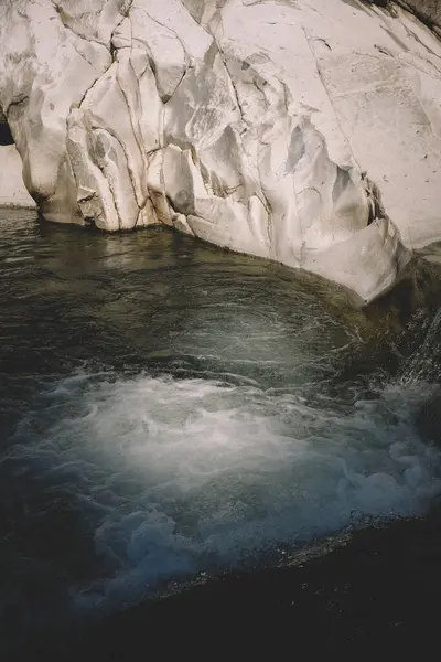 Luce Del Mattino Piscina Alla Base Una Cascata — Foto Stock