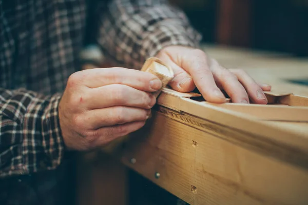 Zbliżenie Białego Mężczyzny Średnim Wieku Szlifowanie Kawałka Drewna Ławce Warsztacie — Zdjęcie stockowe