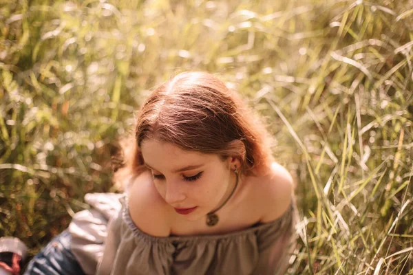 Portré Tinédzser Lány Pályán Fűben Nyáron — Stock Fotó