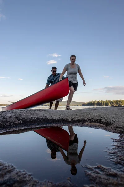 Man Woman Reflected Puddle Haul Red Canoe Out Lake Maine — Stock Photo, Image