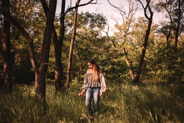 Adolescente Caminhando Através Grama Verde Floresta Durante Verão — Fotografia de Stock