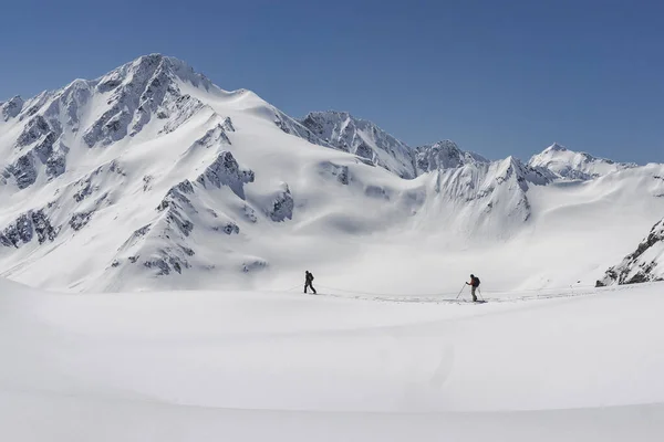 Πλευρική Άποψη Των Ανδρών Splitboards Περπάτημα Στο Χιόνι Καλύπτονται Βουνό — Φωτογραφία Αρχείου