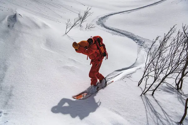 休暇中の雪に覆われた山の男性スノーボード — ストック写真