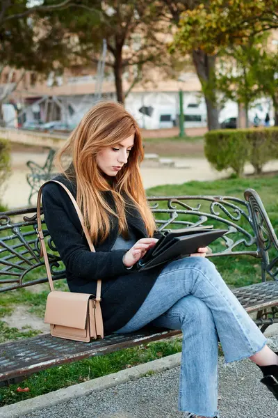 Una Joven Atractiva Mirando Tableta Parque — Foto de Stock