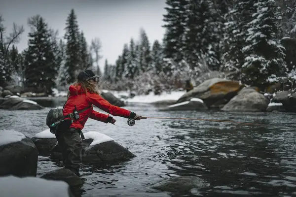 Vista Lateral Pesca Con Mosca Femenina Mientras Está Pie Nieve —  Fotos de Stock