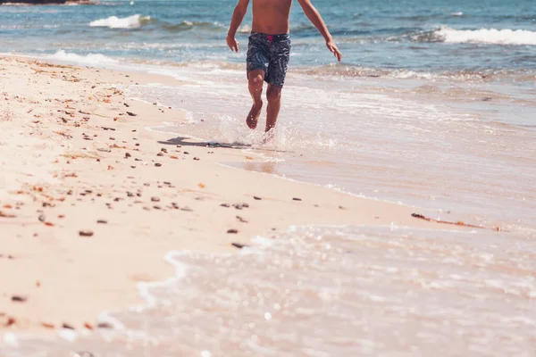 下半身 浜を走る少年 — ストック写真