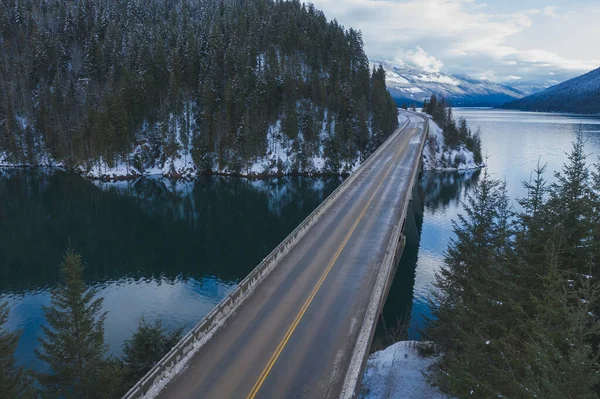 Leere Brücke Über Den Fluss Winter — Stockfoto