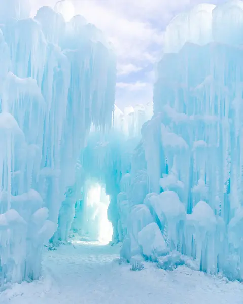 Krásné Ledové Hrady Proti Obloze Při Západu Slunce — Stock fotografie