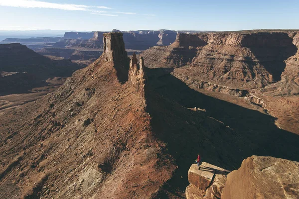 Hombre Parado Acantilado Rocoso Parque Nacional Canyonlands — Foto de Stock