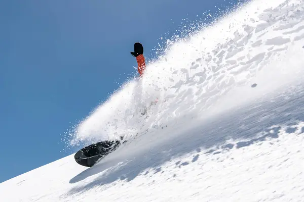 Muž Snowboarding Zasněžené Hoře Proti Jasné Obloze — Stock fotografie