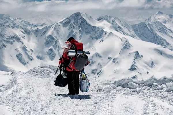 Vista Trasera Senderista Masculino Llevando Bolsas Mientras Camina Montaña Cubierta —  Fotos de Stock