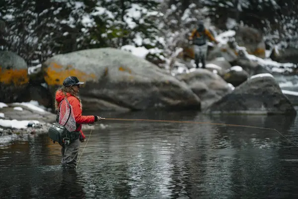 Vista Laterale Della Donna Pesca Mosca Mentre Piedi Nel Fiume — Foto Stock