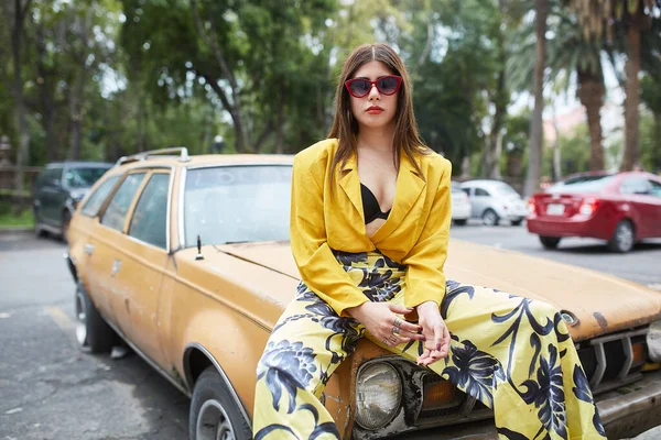 Beautiful Young Woman Sunglasses Sitting Street Car — Stock Photo, Image